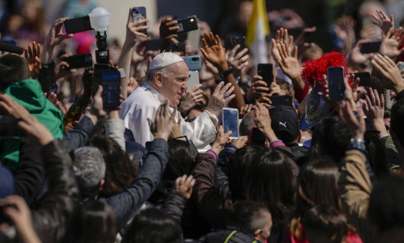 Papež František v neděli dopoledne předsedal bohoslužbě na Svatopetrském náměstí, které se ve slunečném ale chladném počasí zúčastnilo podle vatikánské policie na 45 tisíc lidí. Po mši pak žehnal věřícím za jízdy po náměstí ve speciálním voze – papamobilu. 