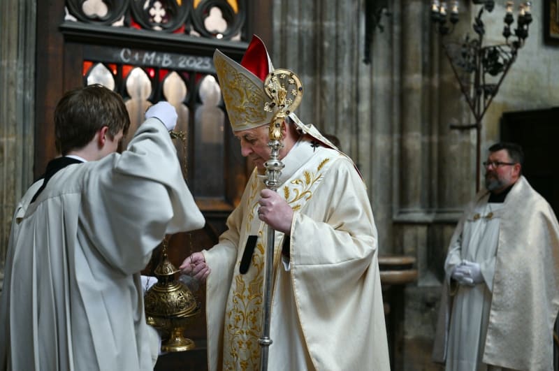 Bohoslužba ve svatovítské katedrále na velikonoční neděli. Křesťané si připomínají zmrtvýchvstání Ježíše Krista. (9. dubna 2023)