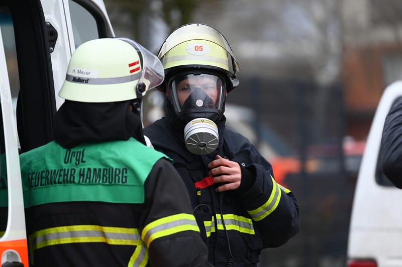 V Hamburku propukl masivní požár, kvůli zplodinám hrozí krajní nebezpečí (9. 4. 2023).