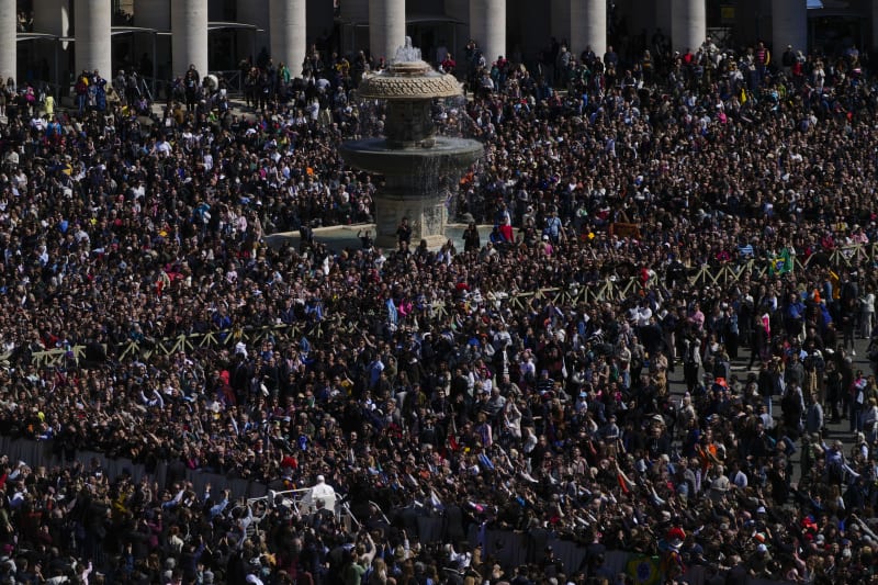 Papežovo poselství, které začalo krátce po poledni, si na Svatopetrském náměstí a v okolních ulicích vyslechlo na 100 000 lidí.