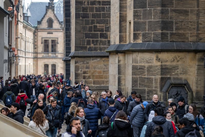 Davy návštěvníků se vydaly v neděli dopoledne do katedrály sv. Víta na Pražském hradě, aby se zúčastnily mše svaté. 
