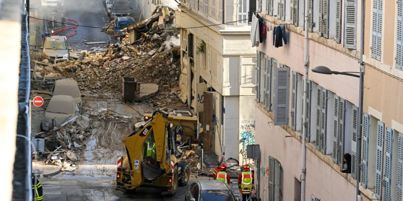 V centru Marseille se zřítil dům, záchranné práce komplikoval požár.