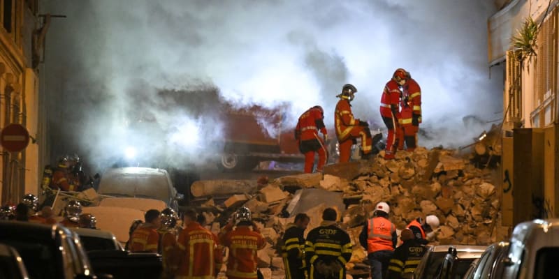 V centru Marseille se zřítil dům, záchranné práce komplikuje požár