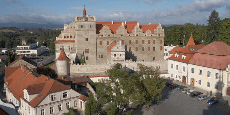 Hrad a zámek Horšovský Týn a pohled na něj z kostelní věže