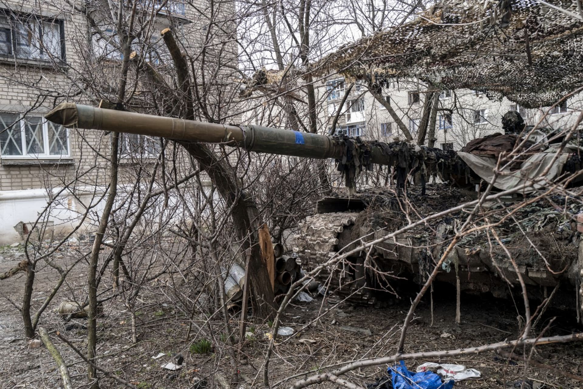 Maskovaný tank v Donbasu (20. 3. 2023)