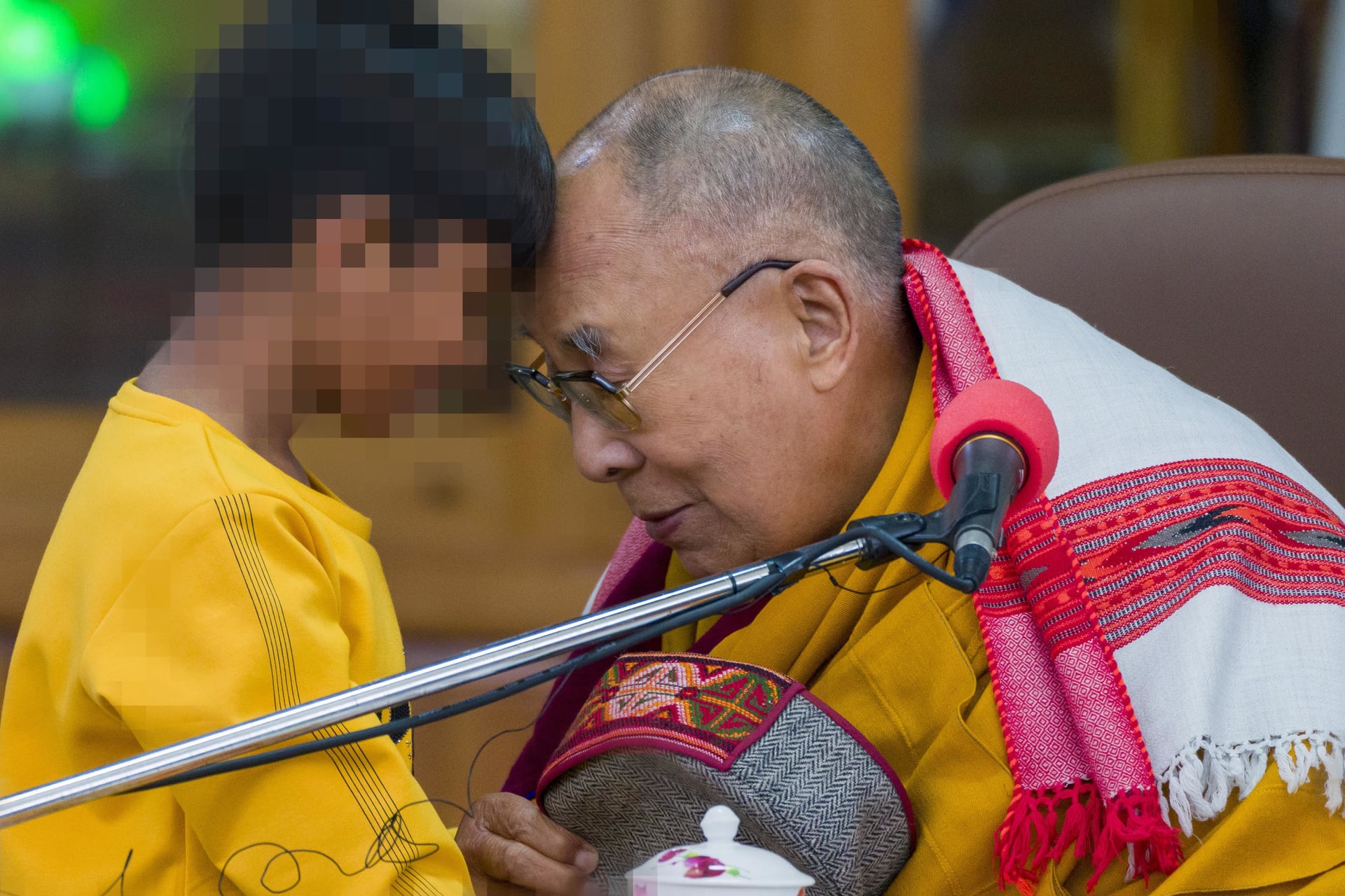 Dalajláma políbil malého chlapce na rty.
