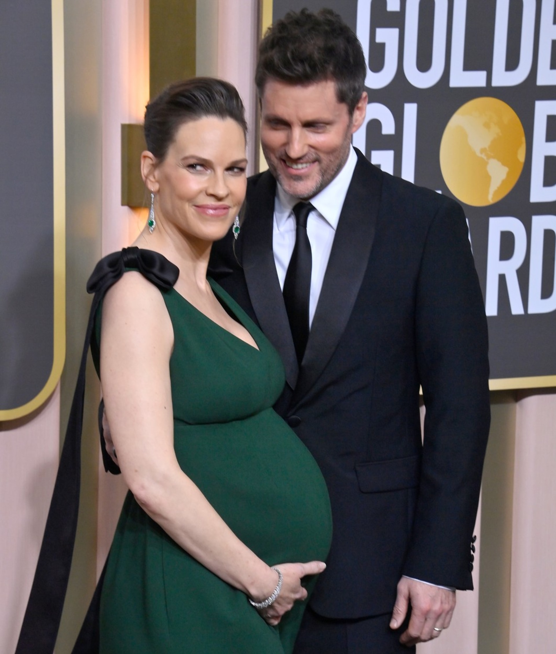 Hilary s manželem Philipem na letošních lednových Zlatých glóbech, kde se pochlubila svým těhotenským bříškem.