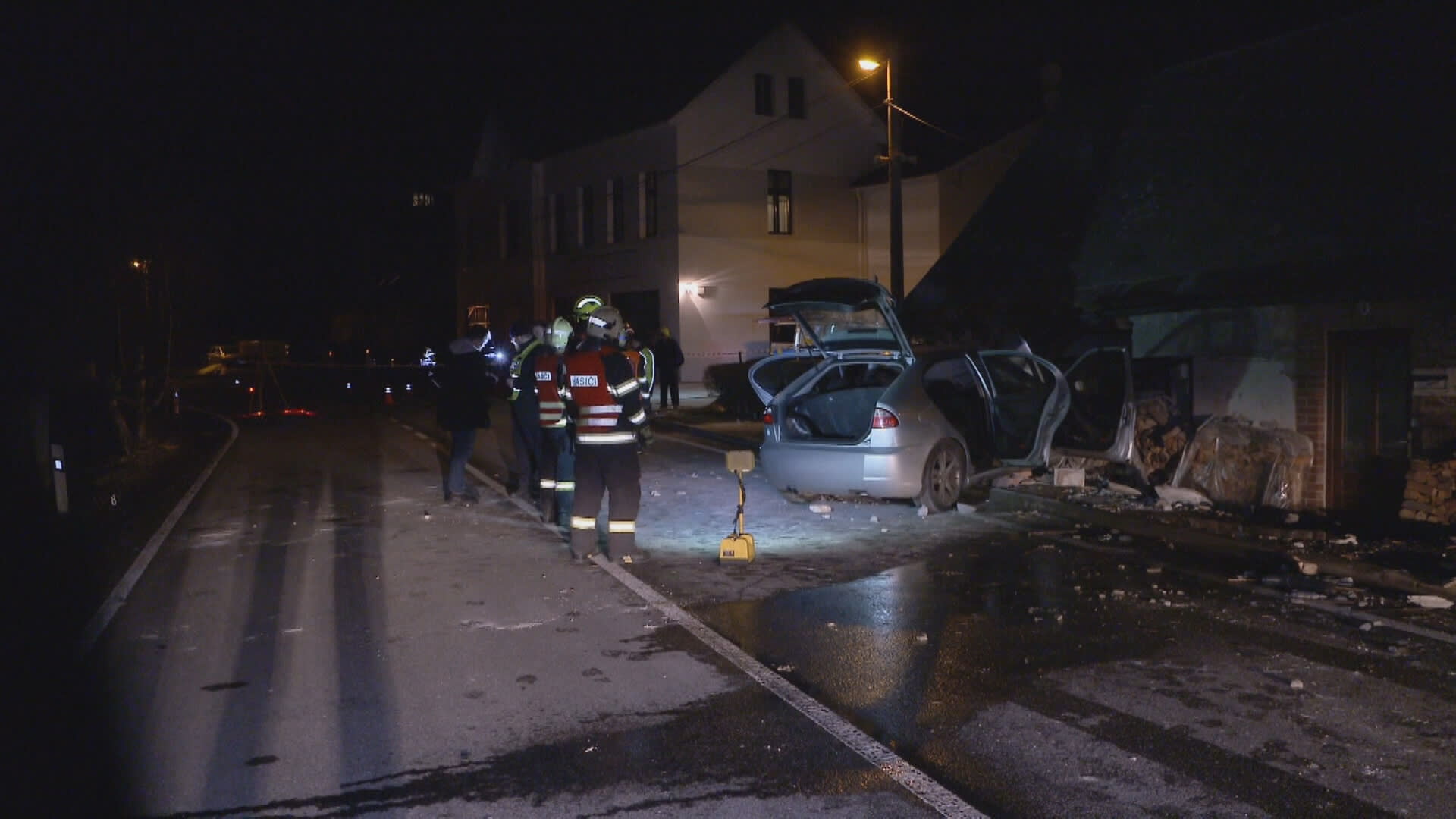 Muž, který se proboural autem do domu v Poniklé na Semilsku a zavinil smrt spolujezdce, byl opilý.