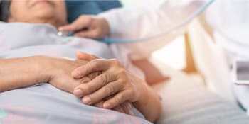 Drama v plzeňské nemocnici: Seniorka dusila polštářem druhou pacientku. Vadilo jí chrápání
