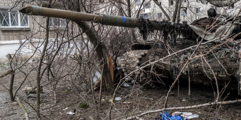 Maskovaný tank v Donbasu (20. 3. 2023)
