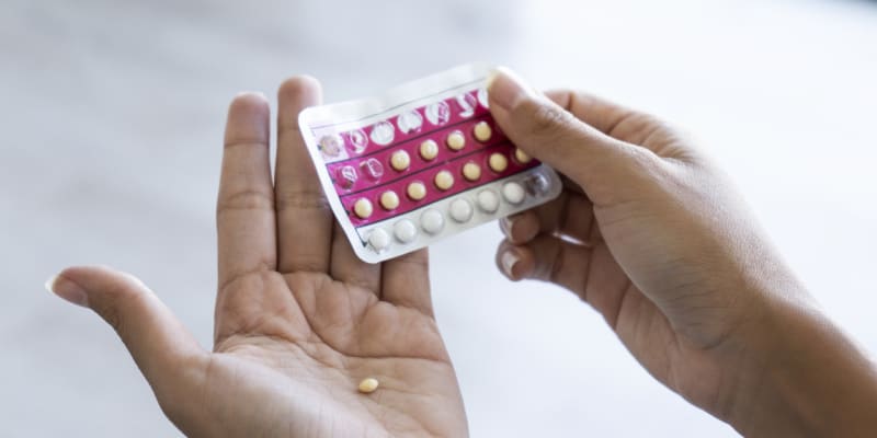 Hormonální antikoncepci známe nejčastěji jako pilulky.