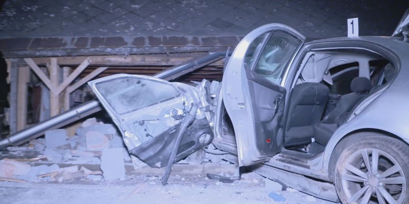 Muž, který se proboural autem do domu v Poniklé na Semilsku a zavinil smrt spolujezdce, byl opilý.