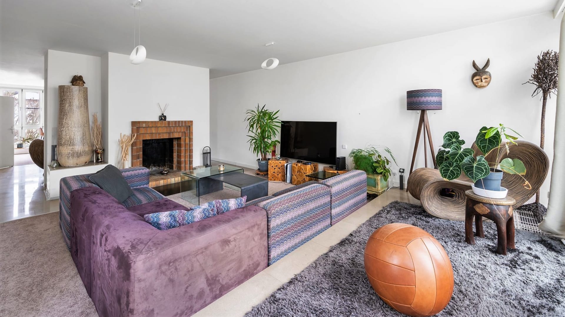 Dominantou prostorného bytu je obývací prostor s funkčním krbem a jídelnou.