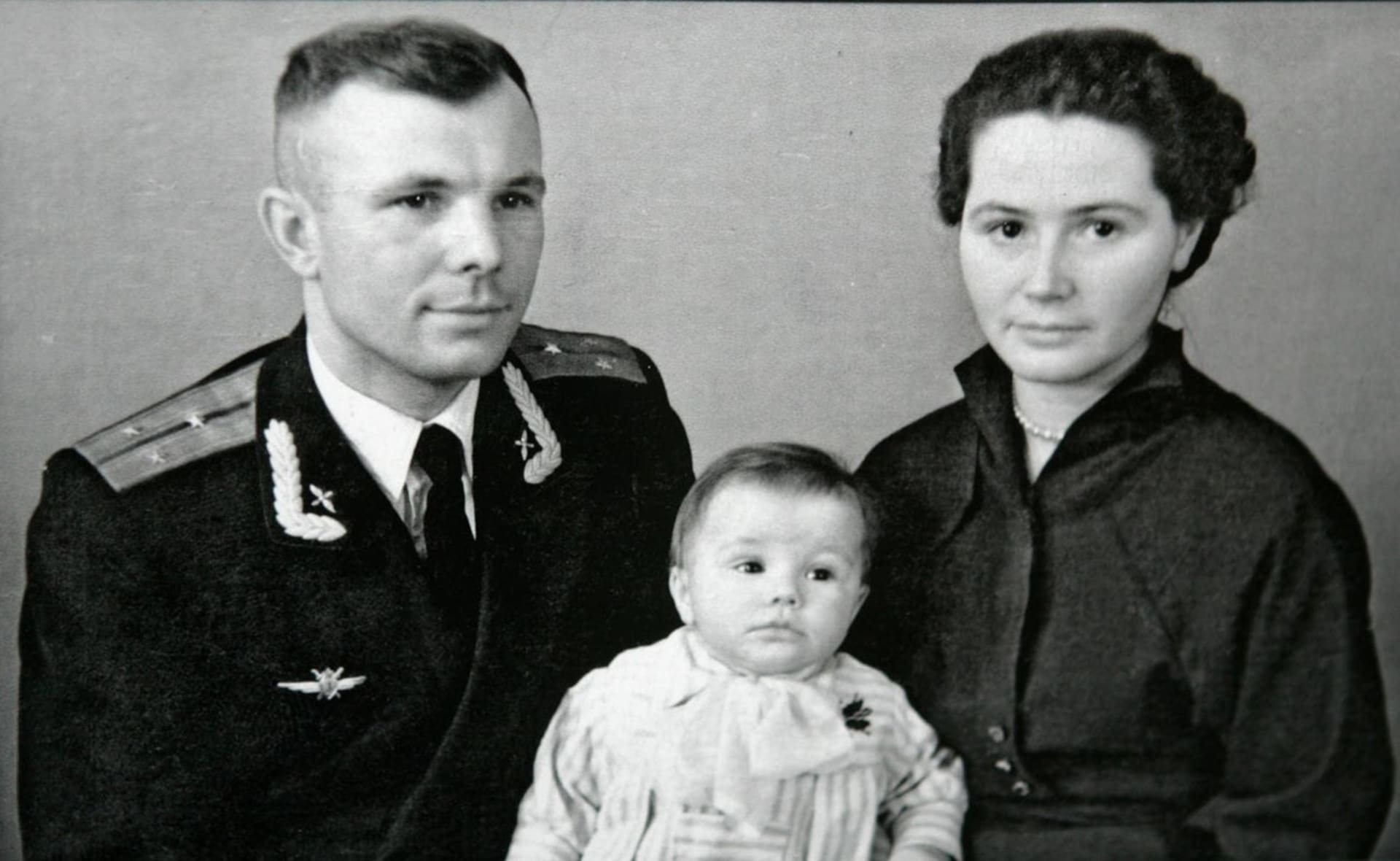 Jurij Gagarin se svou manželkou Valentinou a první dcerkou Jelenou (1958).