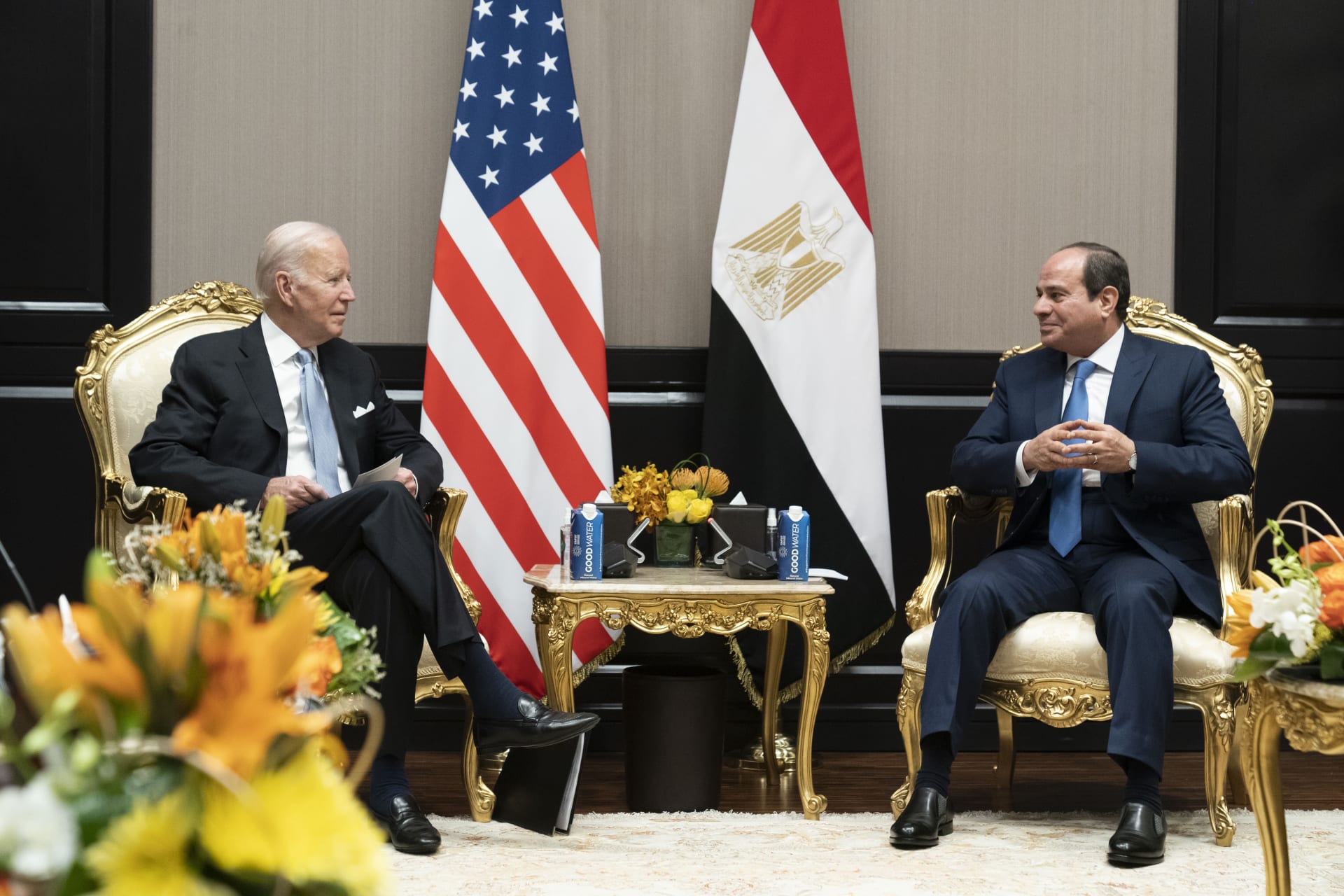 Egyptský prezident Abdal Fattáh Sísí s americkým prezidentem Joem Bidenem na klimatické konferenci COP27 (11. 11. 2022)