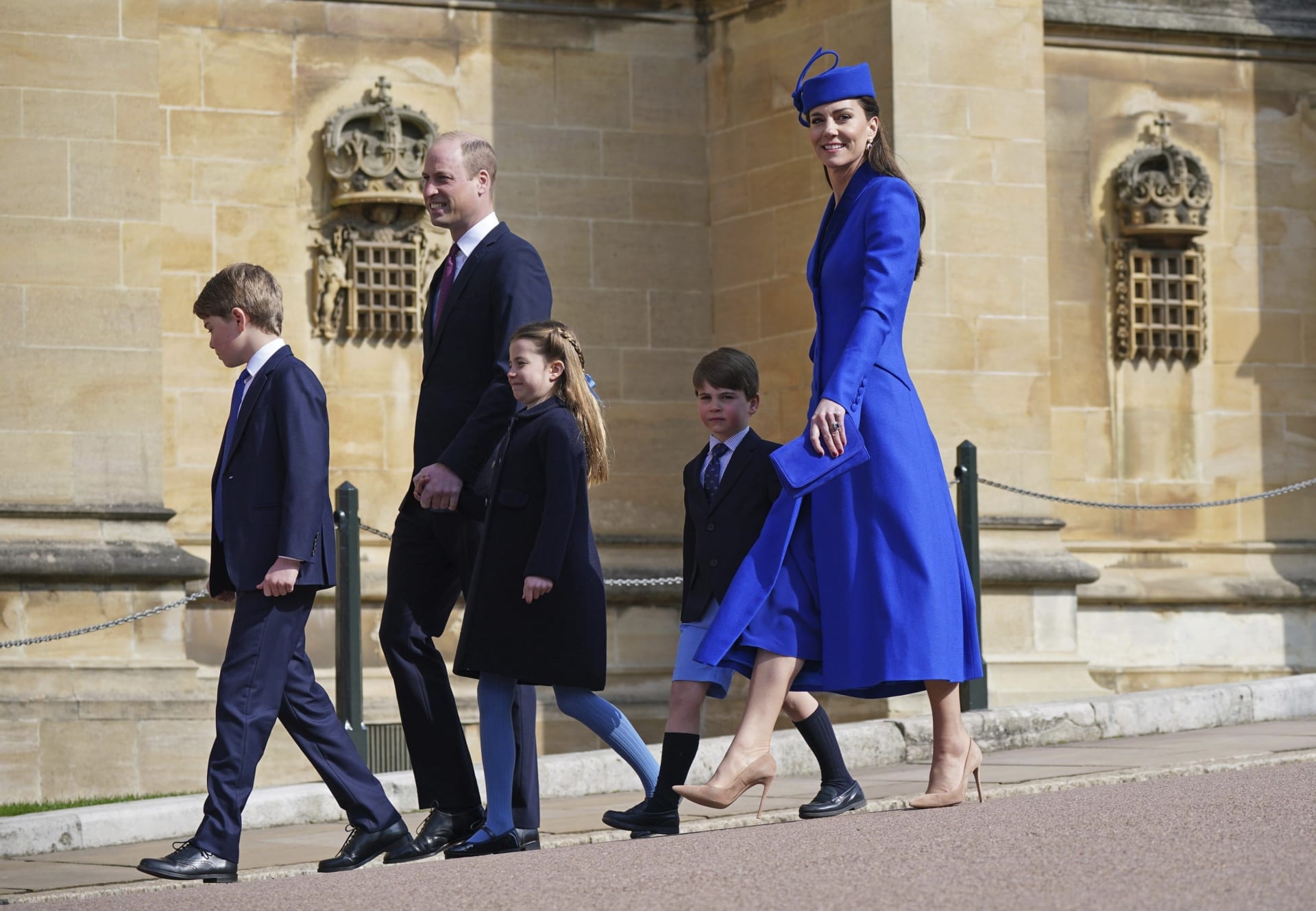 Britský princ William a Kate, princezna z Walesu, se svými dětmi princem Georgem (vlevo), princeznou Charlotte a princem Louisem se účastní velikonoční mše v kapli svatého Jiří na hradě Windsor v anglickém Windsoru v neděli 9. dubna 2023.