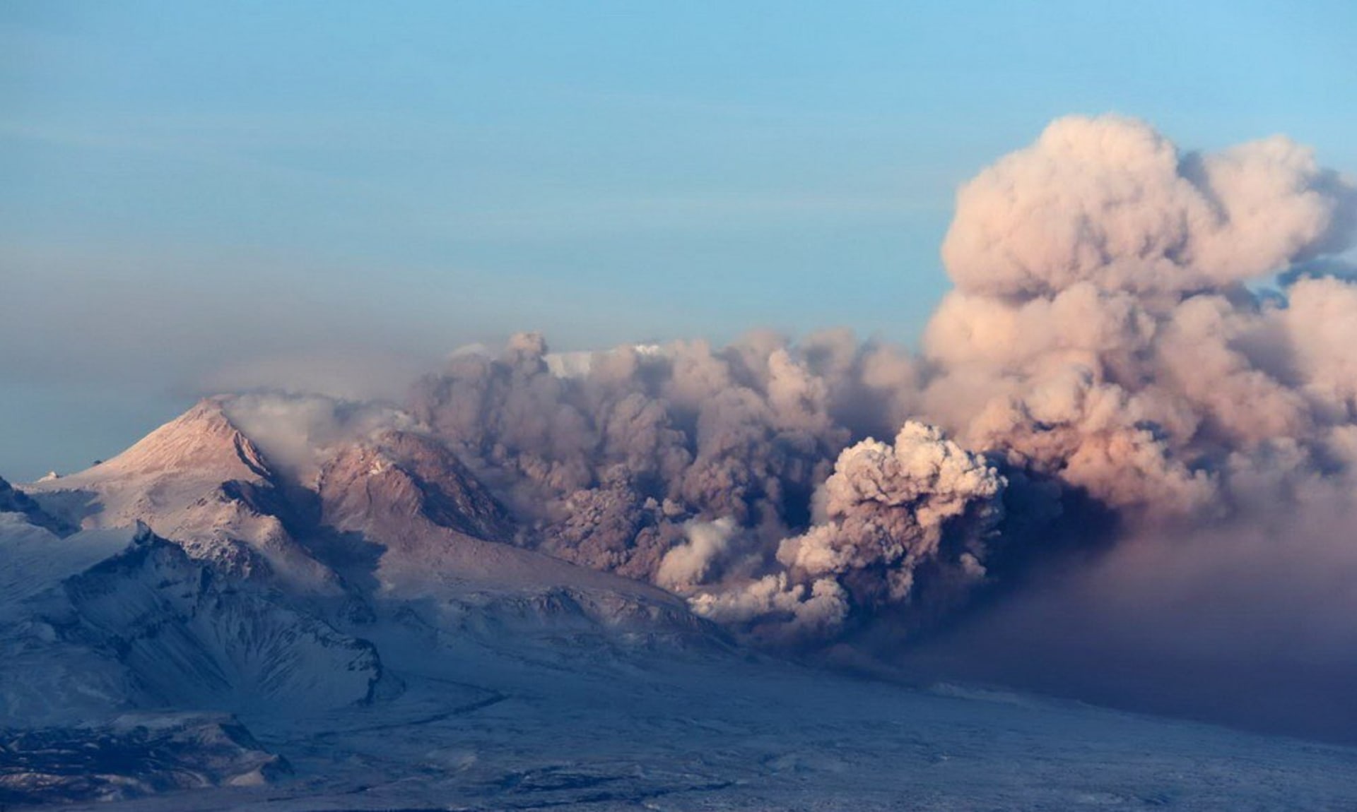 Erupce kamčatské sopky ohrožuje leteckou dopravu v okolí.