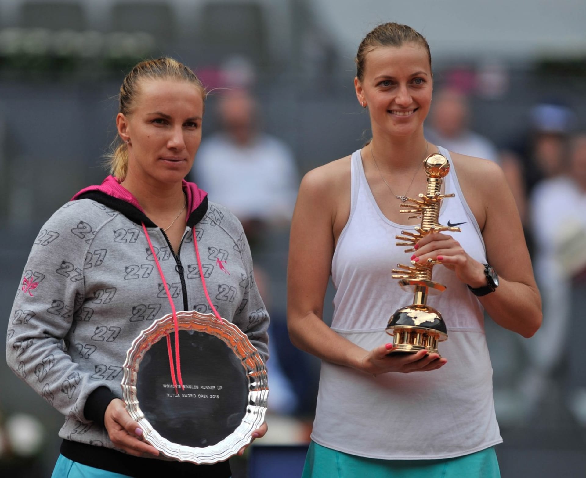 Petra Kvitová a Světlana Kuzněcovová po finále turnaje v Madridu v roce 2015. Česká tenistka vyhrála 2:0 na sety.