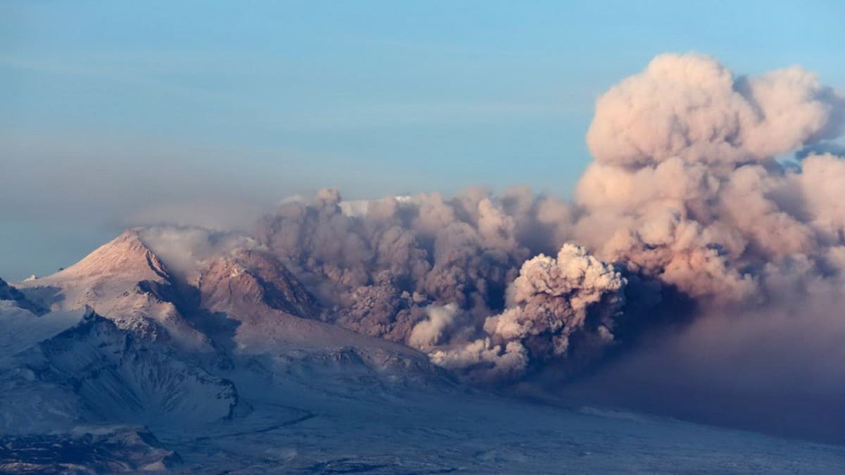 Erupce kamčatské sopky ohrožuje leteckou dopravu v okolí.