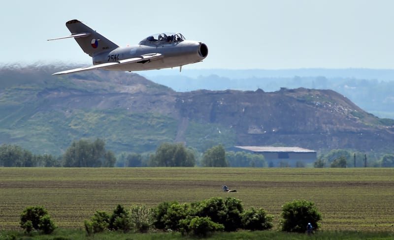 Průlet MiG-15 UTI kolem základny v Čáslavi