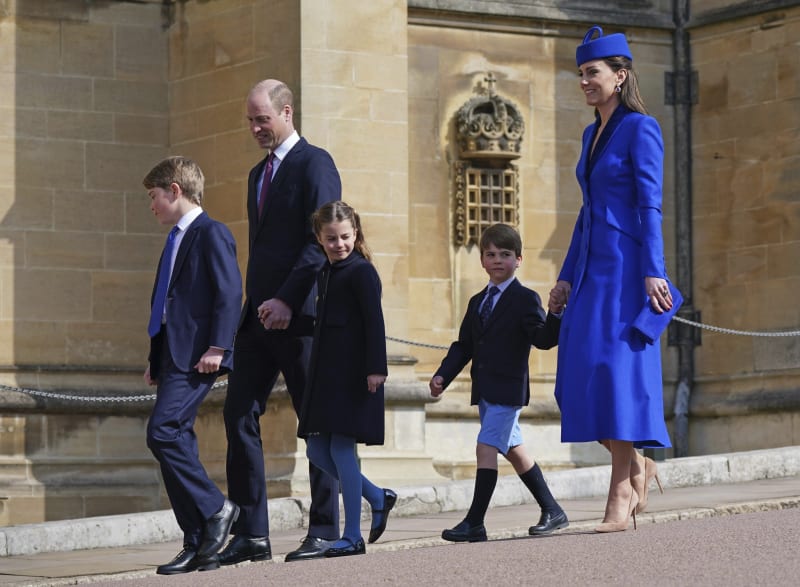 Britský princ William a Kate, princezna z Walesu, se svými dětmi princem Georgem (vlevo), princeznou Charlotte a princem Louisem se účastní velikonoční mše v kapli svatého Jiří na hradě Windsor v neděli 9. dubna 2023.