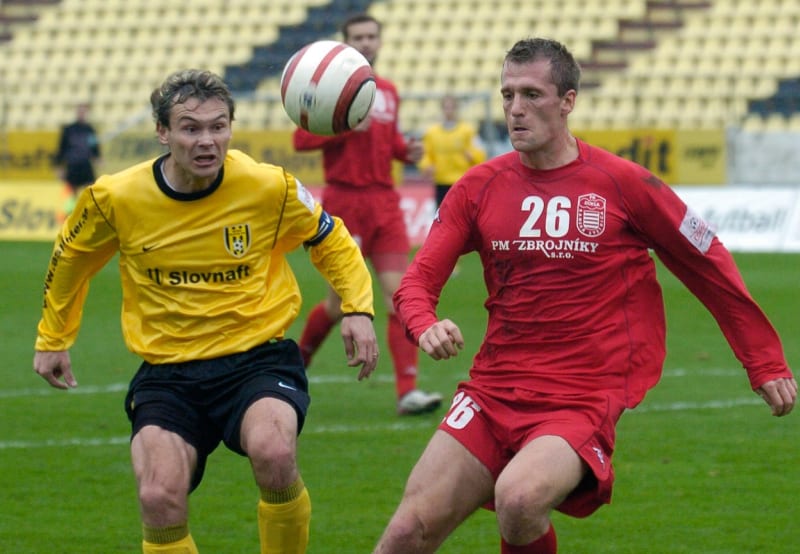 Radoslav Kunzo z Interu Bratislava (vlevo) a Martin Jakubko z Banské Bystrice ve čtvrtfinálovém utkání Slovenského fotbalového poháru, které se hrálo 2. listopadu 2004 v Bratislavě.