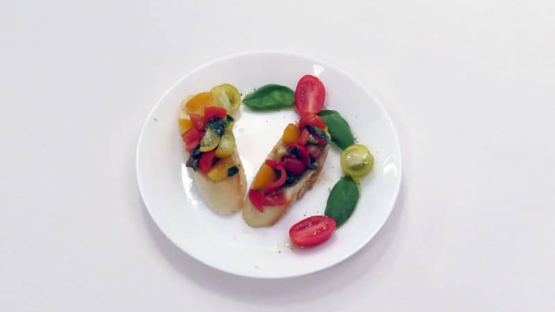 Bruschetta s rajčatovo bazalkovou salsou 