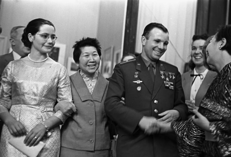 Valentina Gagarinová doprovází manžela na jedné z nespočtu společenských akcí, kterých se astronaut musel účastnit.