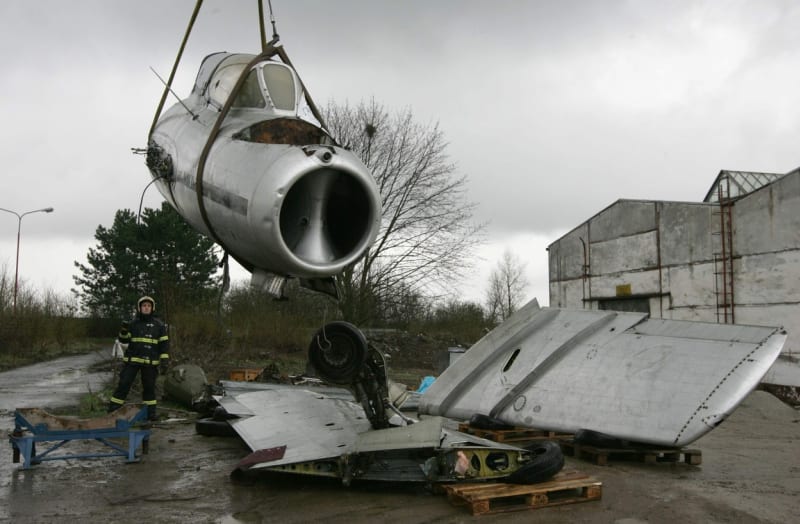Rozmontovaný MiG-15 UTI v Olomouci