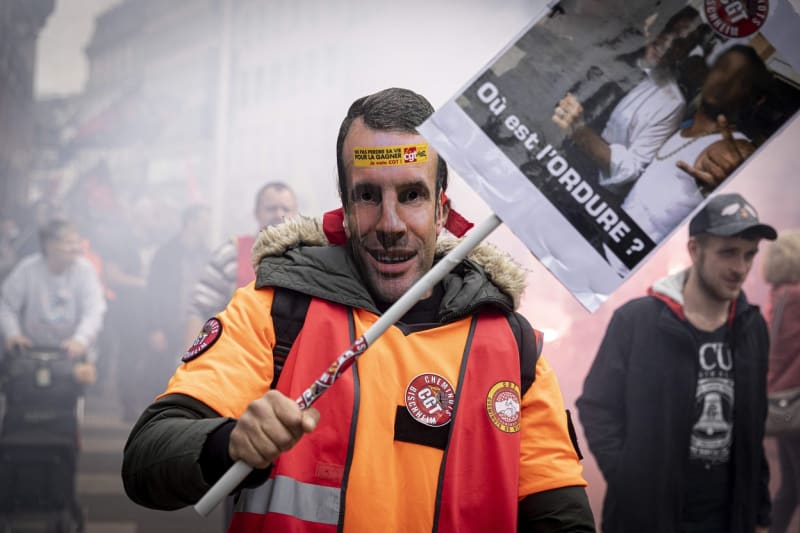 Francouzské protesty proti Emmanuelu Macronovi a jeho důchodové reformě pokračují. (Foto ze Štrasburku, 11.4. 2023)