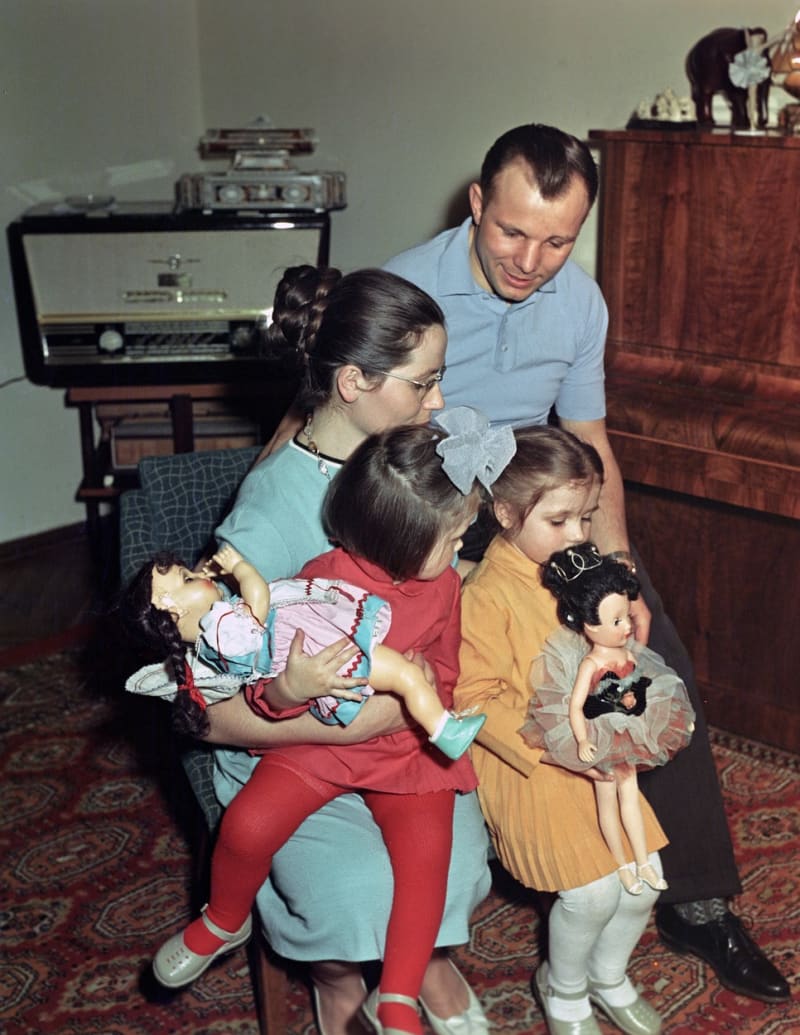 Gagarin s manželkou a oběma dcerami na propagačním snímku z roku 1965.
