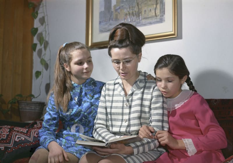 Valentina ani po smrti manžela neměla od Moskvy klid. Zde na propagačním snímku s dcerami z roku 1971.