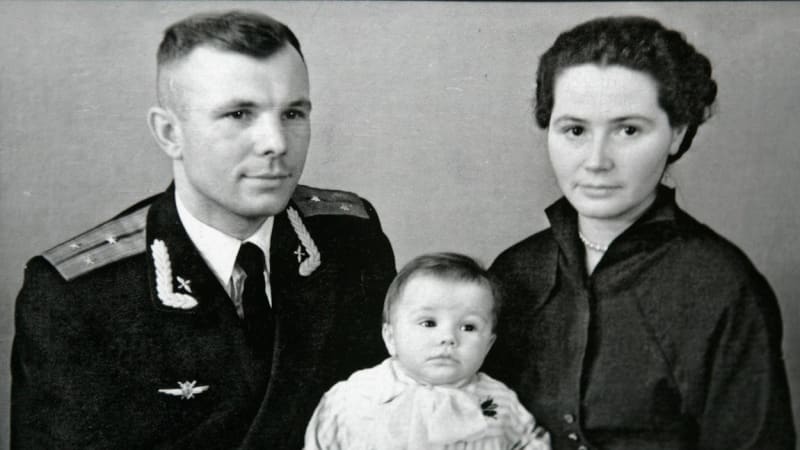 Jurij Gagarin byl loutkou v rudé kleci. Velká sláva škodila i jeho manželce a dcerám