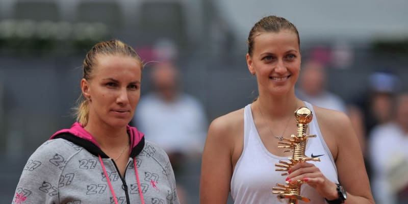 Petra Kvitová a Světlana Kuzněcovová po finále turnaje v Madridu v roce 2015. Česká tenistka vyhrála 2:0 na sety.