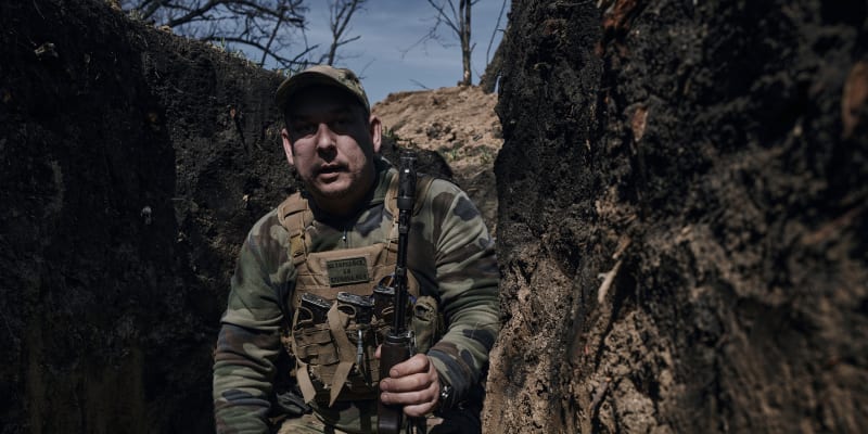 Ukrajinský voják u Bachmutu, snímek z 10. dubna 2023