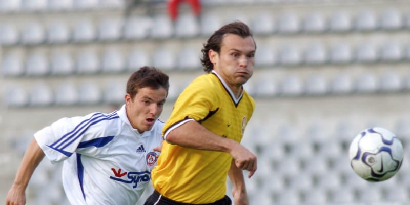 Radoslav Kunzo z Interu Bratislava (vpravo) a Milan Ivana z Trenčína bojují o míč v utkání slovenské fotbalové ligy hraném 27. září v Trenčíně.