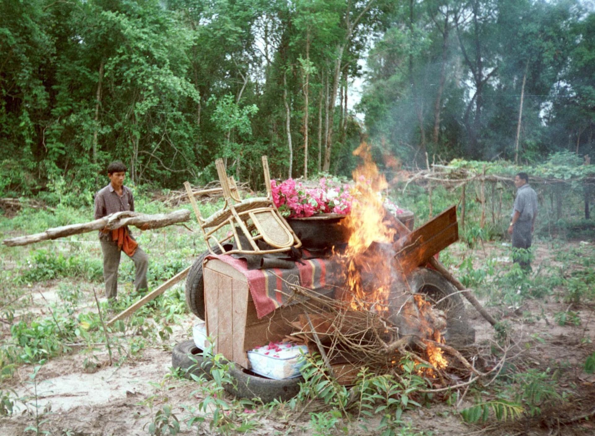Neslavná hranice z odpadků, v níž shořela rakev s Pol Potem