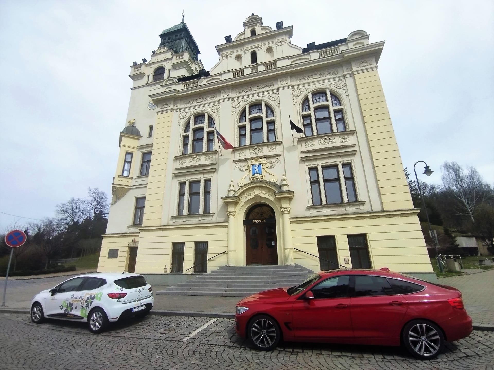 Radnice Slezské Ostravy z roku 1913, v době Jirotkova narození to byla Polská Ostrava. K rodnému domu Z. Jirotky je odtud asi 250 metrů.