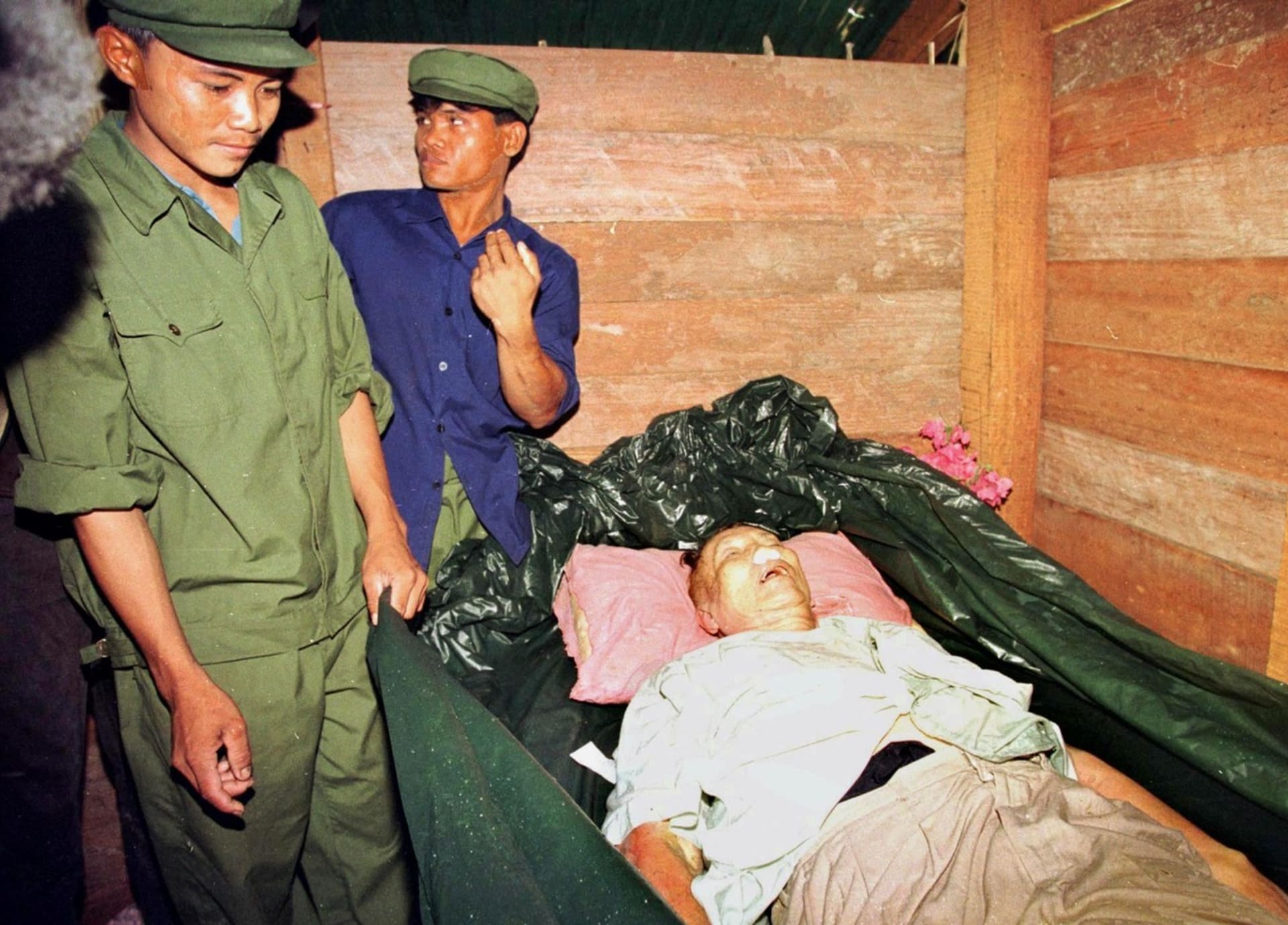 Vojáci u mrtvého Pol Pota