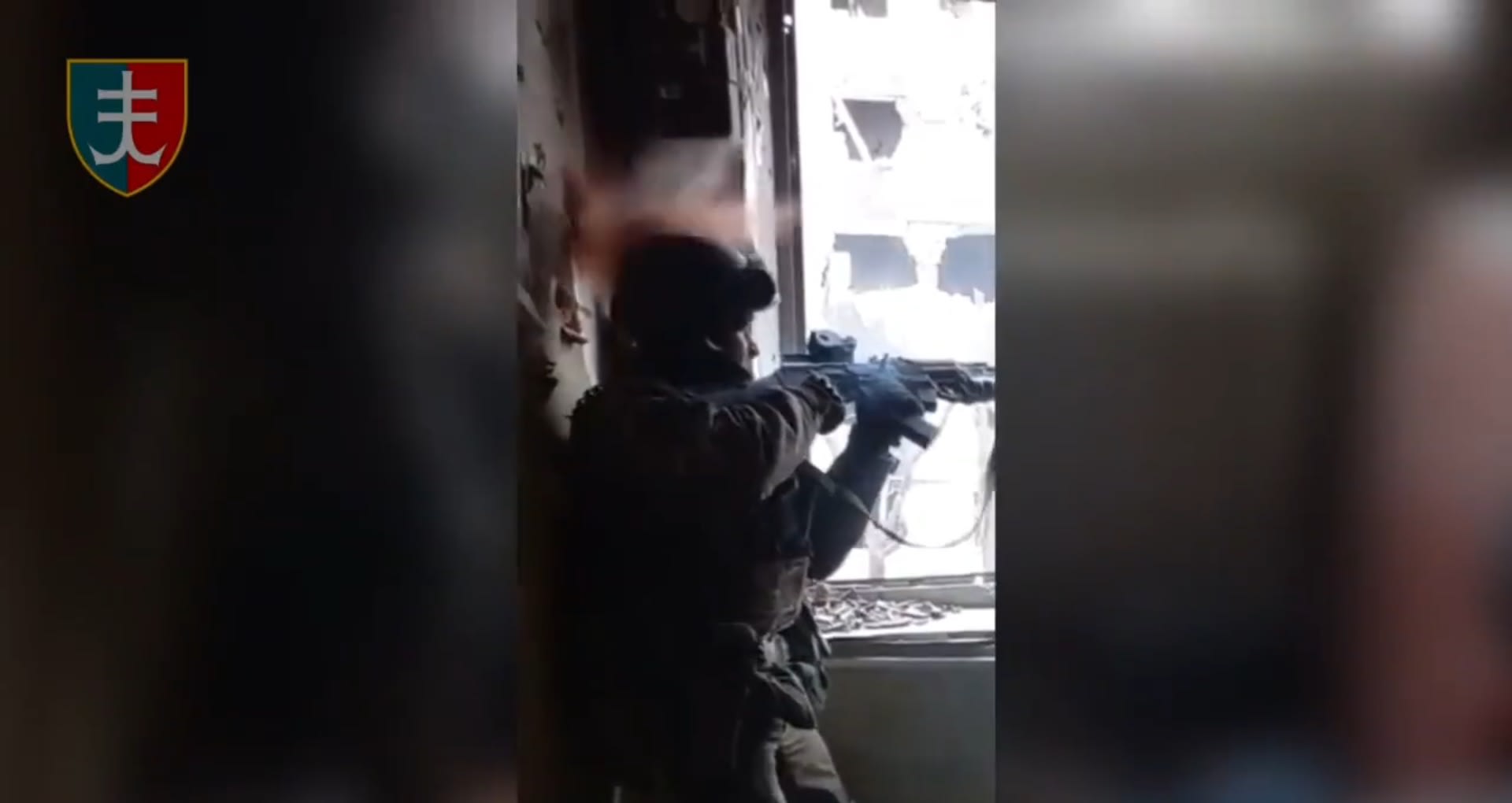 Ukrajinskému vojákovi prosvištěla kulka jen několik centimetrů od hlavy.