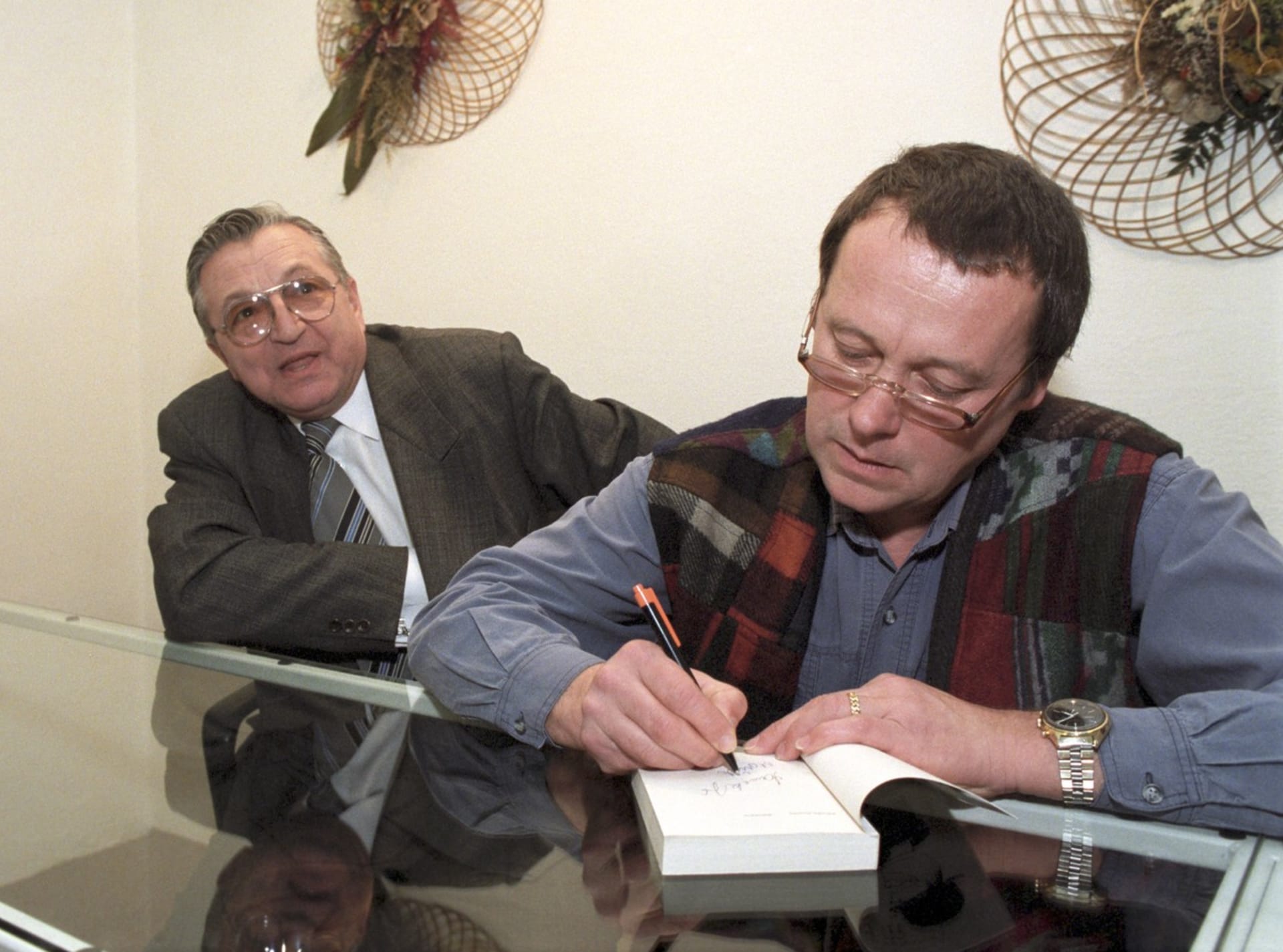 Herec Oldřich Vízner při autogramiádě. 