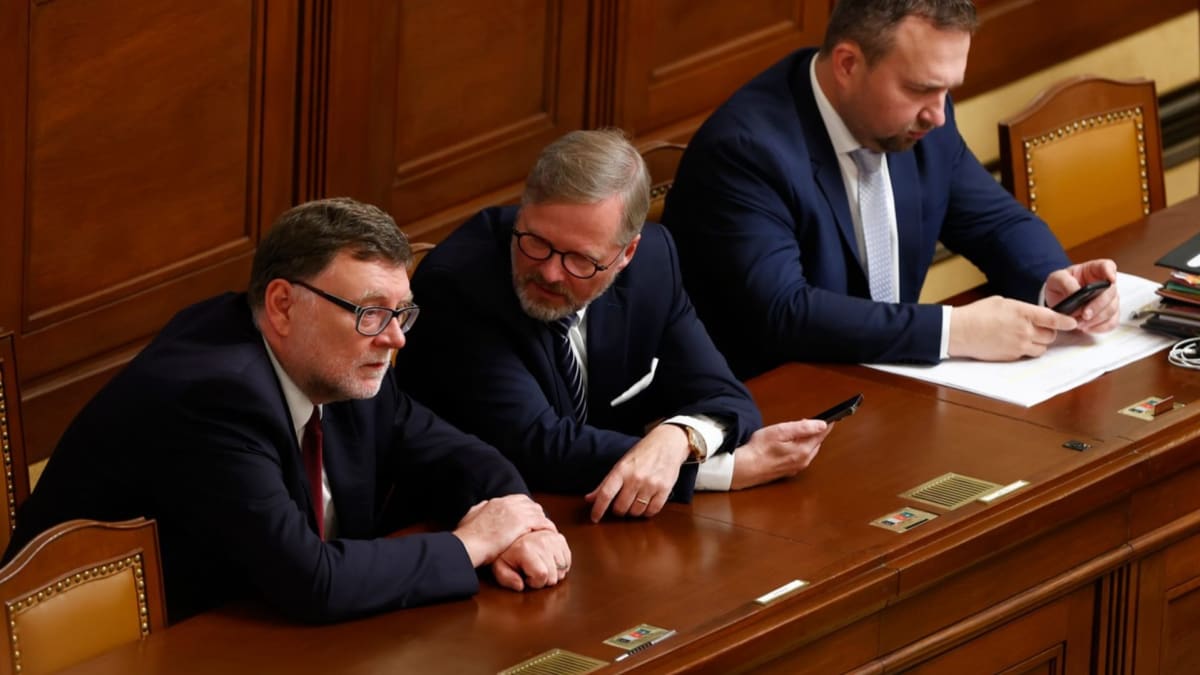 Premiér Petr Fiala, ministr financí Zbyněk Stanjura a ministr práce Marian Jurečka ve Sněmovně