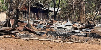 Při leteckém útoku barmské armády zemřely desítky lidí. Řada těl byla roztrhána na kusy