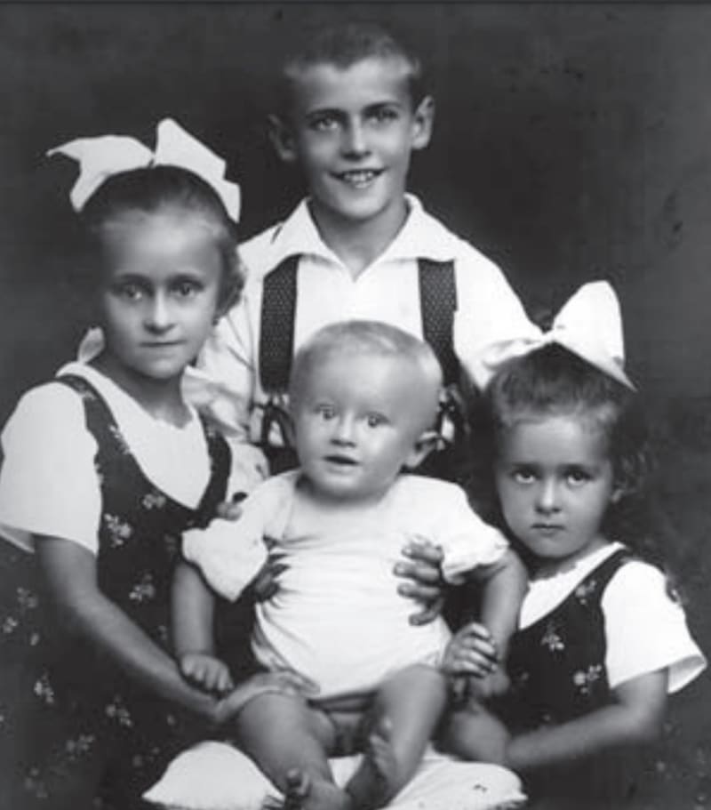 Zdeněk Jirotka (uprostřed v horní řadě) s mladšími sourozenci.