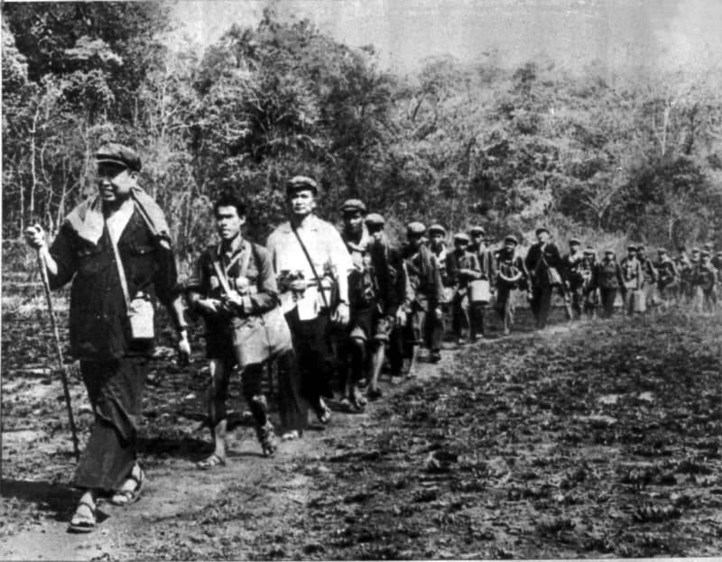 Jeden z mála snímků vůdce Rudých Khmerů Pol Pota (v čele)