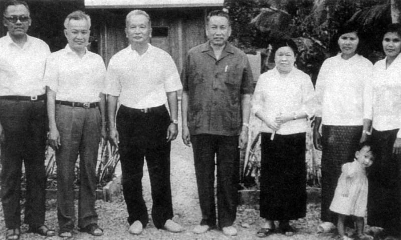 Jeden z mála snímků vůdce Rudých Khmerů Pol Pota (uprostřed)