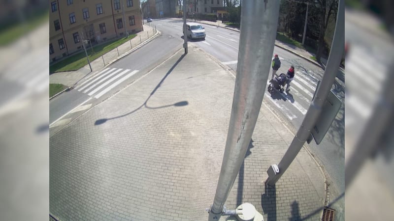 Chodce s kočárkem na přechodu v Jihlavě srazila dodávka.