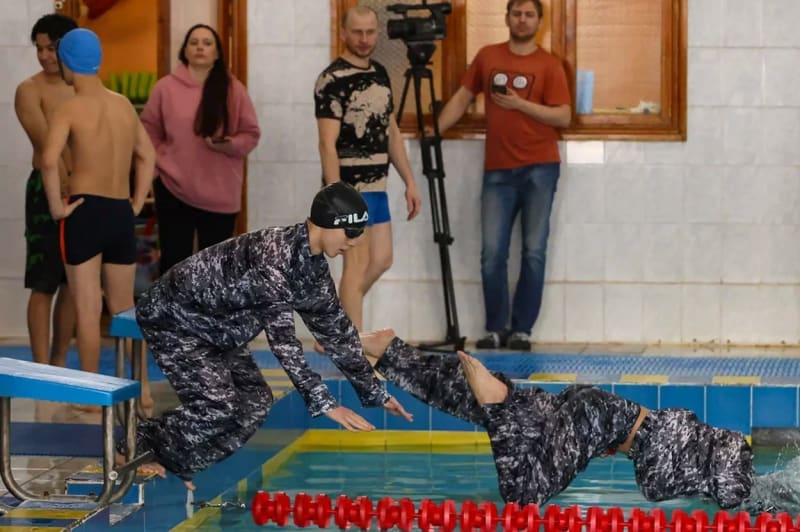Ruští školáci v Magnitogorsku museli dokonce plavat bazény ve vojenském oblečení a s maketami samopalů na zádech. Snímky a videa se objevily na internetu na konci ledna 2023.