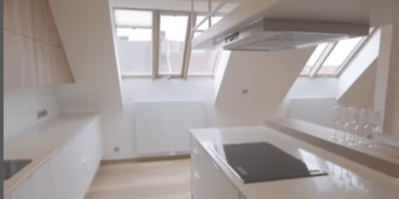 Bílá kuchyně je moderní a prostor díky ní vypadá větší.