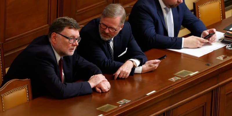 Premiér Petr Fiala (ODS) a ministři Zbyněk Stanjura (ODS) a Marian Jurečka (KDU-ČSL) ve Sněmovně